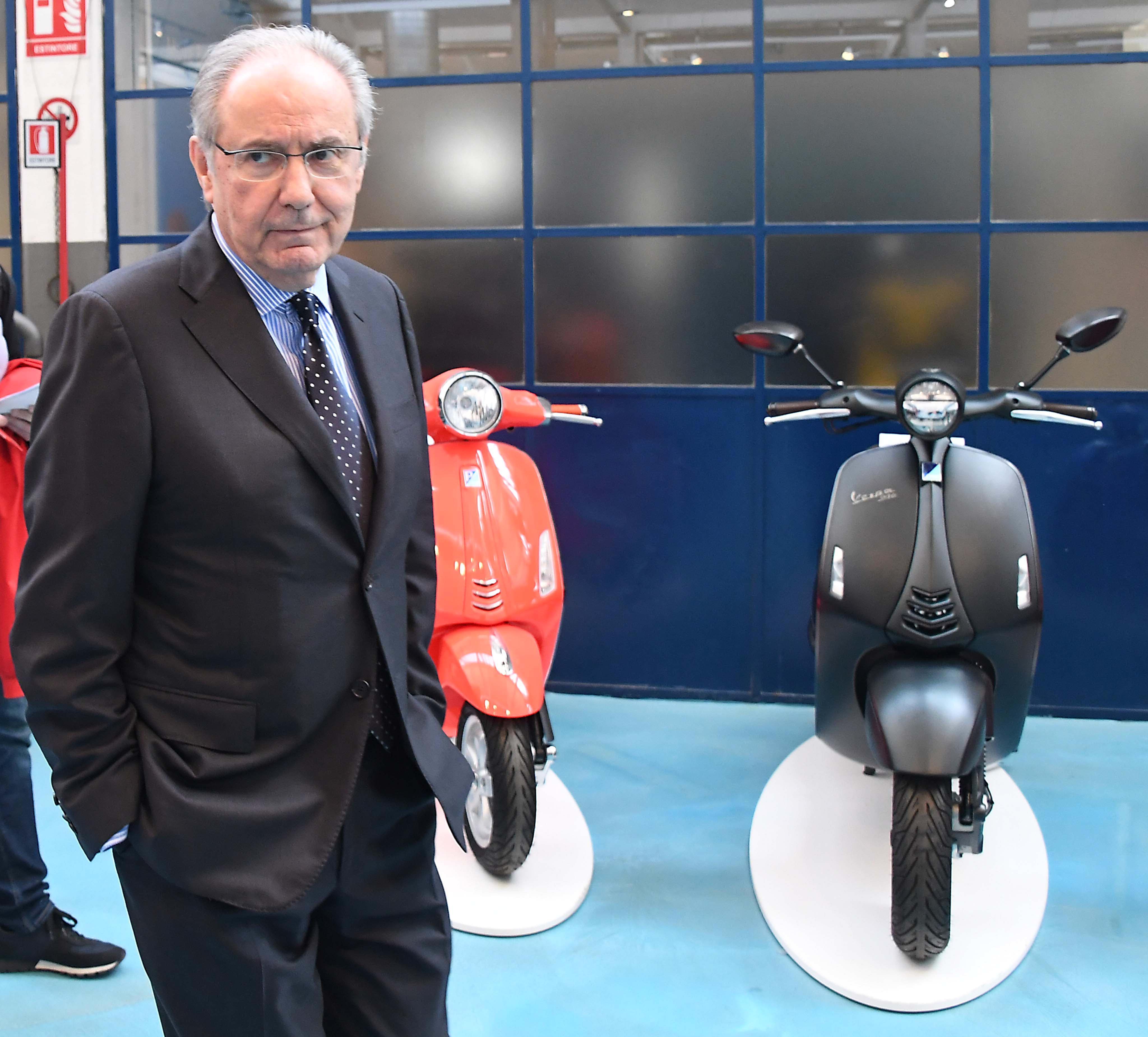 Roberto Colaninno davanti ai nuovi modelli della Vespa Primavera