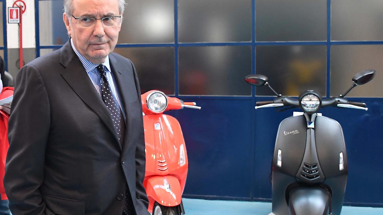 Roberto Colaninno davanti ai nuovi modelli della Vespa Primavera