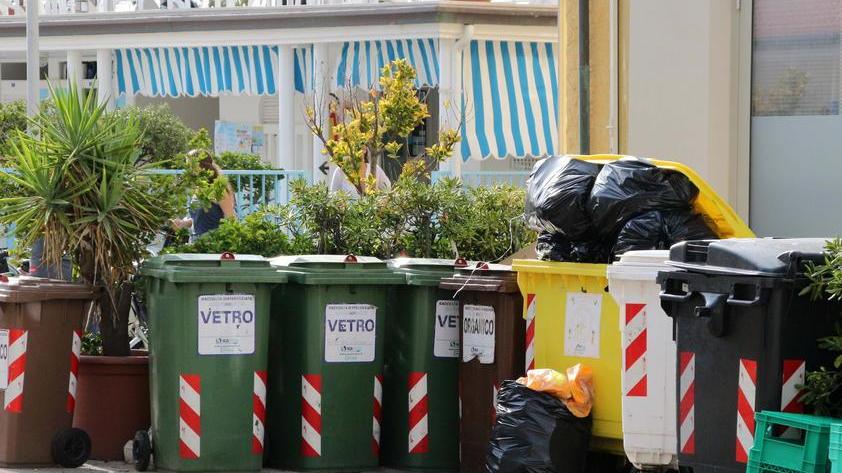 Il Comune di Viareggio: multe per i rifiuti abbandonati in Passeggiata