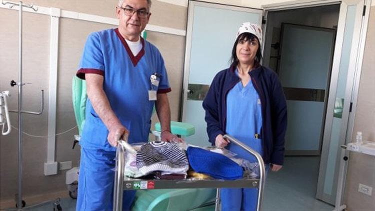 Oristano, cuffie ricamate a mano in dono alle pazienti oncologiche 