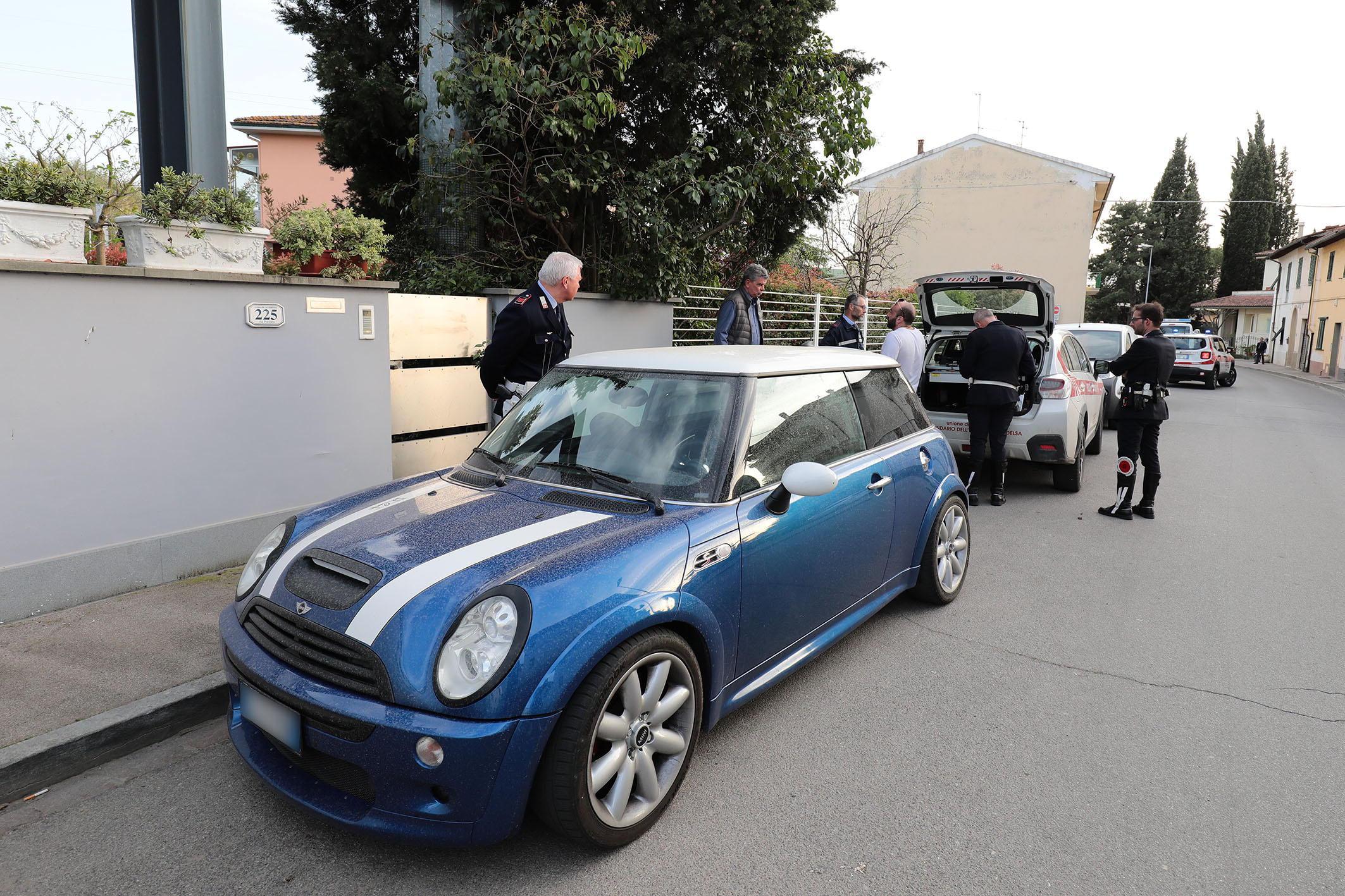 L'auto che è stata controllata dai vigili urbani (foto agenzia Sestini)