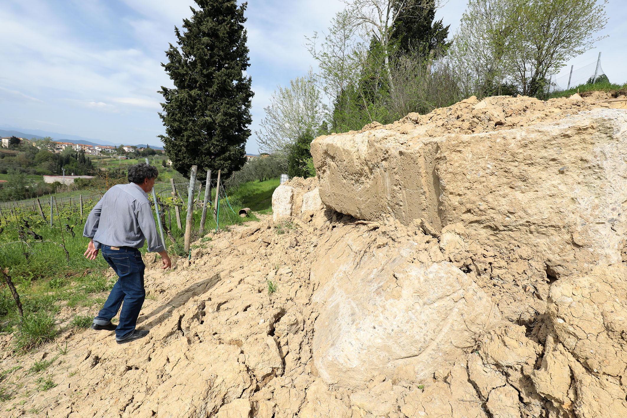 La frana all'ex campo di Caracosta (foto agenzia Sestini)