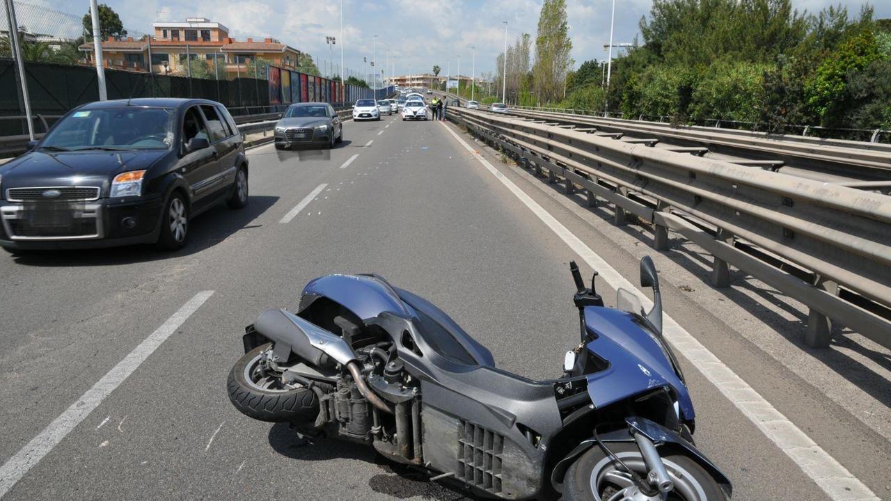 Cagliari, motociclista cade sull'asse mediano e resta ferito