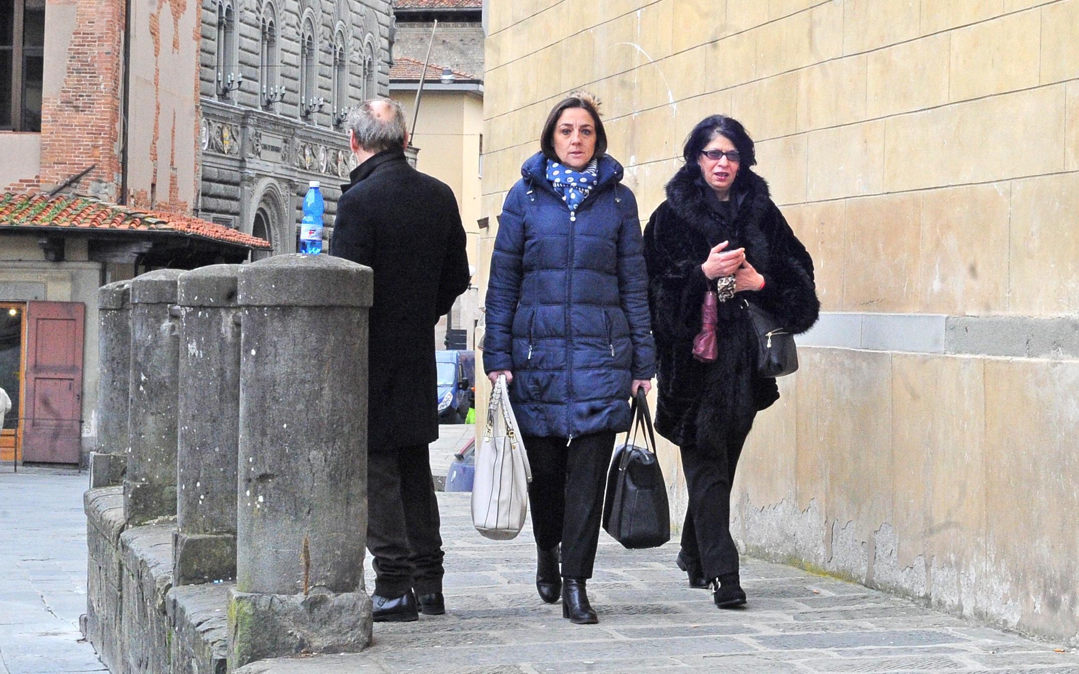 L’imputata (cappotto nero) entra in tribunale con la sua avvocata (Foto Gori)