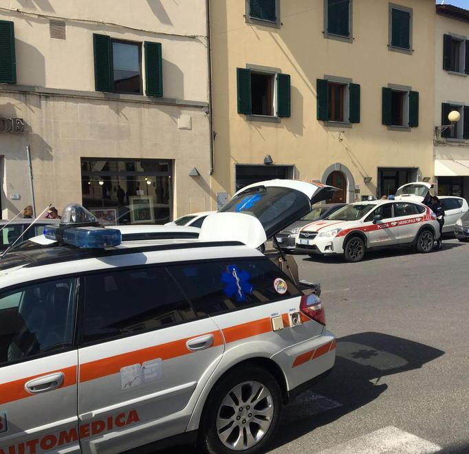 Auto travolge mamma col figlio