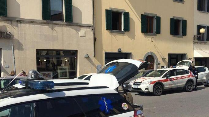 Auto travolge mamma col figlio