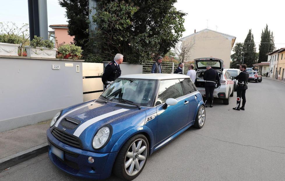 A tutta velocità in auto tra la gente 