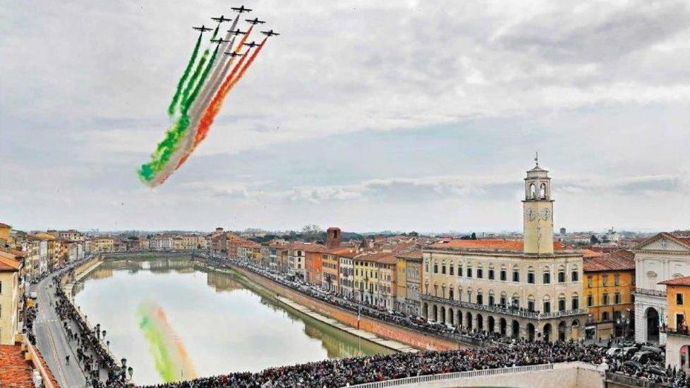 Un poster ricordo del volo delle Frecce sui lungarni pisani
