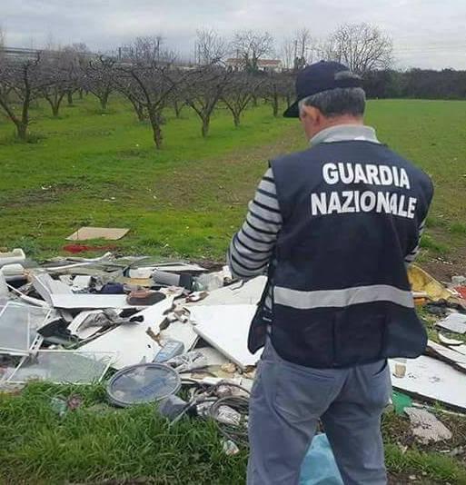 Rifiuti abbandonati vicino a Pioppogatto