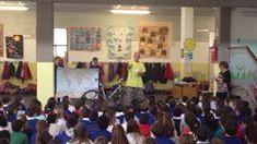 Il ciclista giramondo è tornato e ha “incantato” i bambini