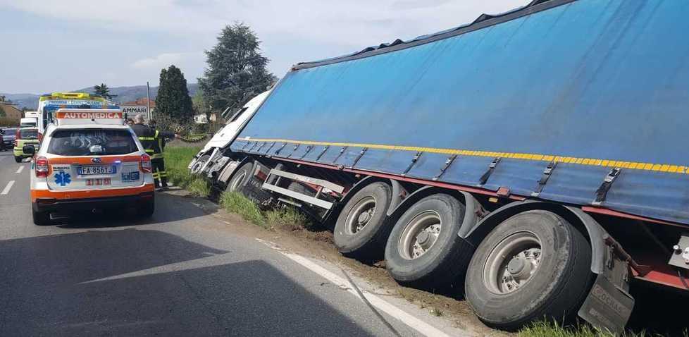 Camion nel fossato Traffico in tilt sul viale Europa 