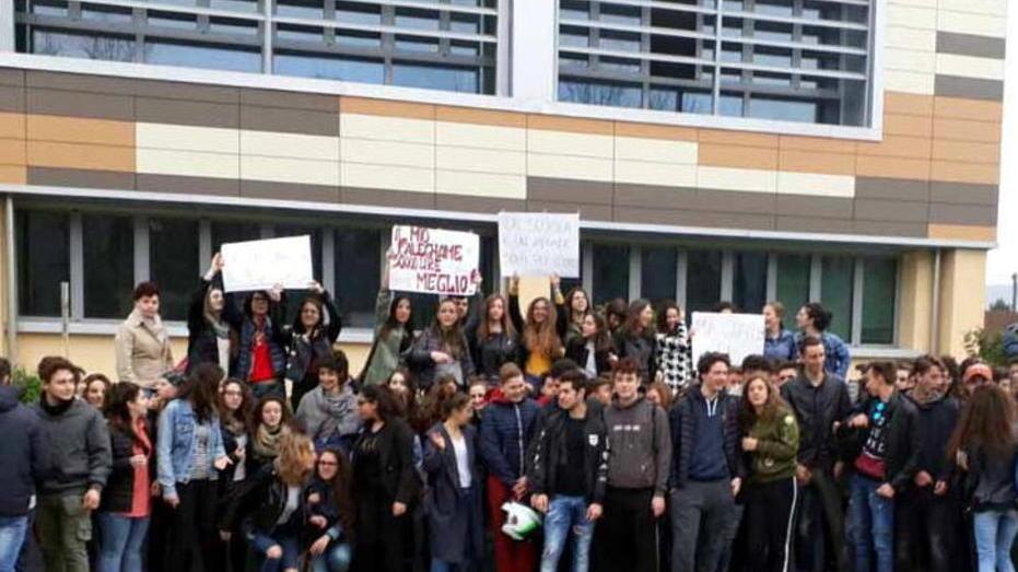 Studenti del Da Vinci a scuola in attesa delle analisi