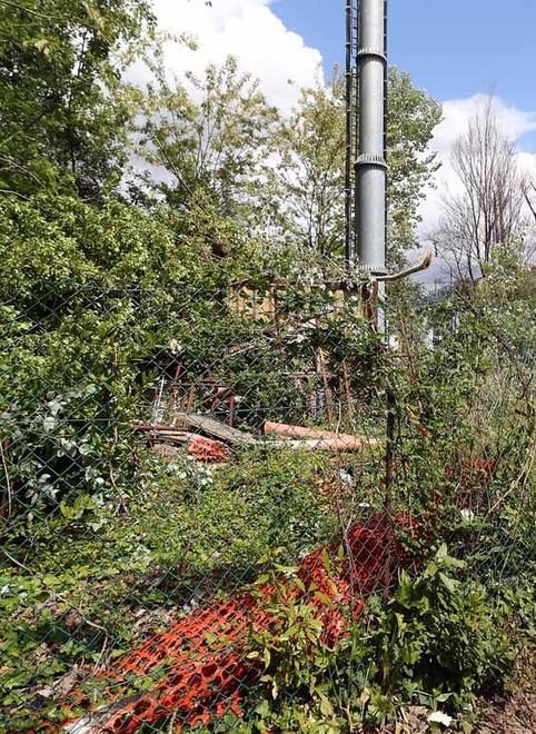 «Mega antenna sotto casa ma nessuno ce la toglie» 