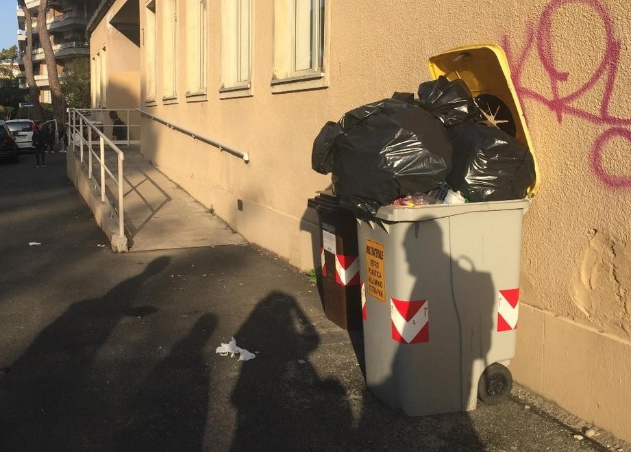 Spazzatura lasciata davanti alla scuola