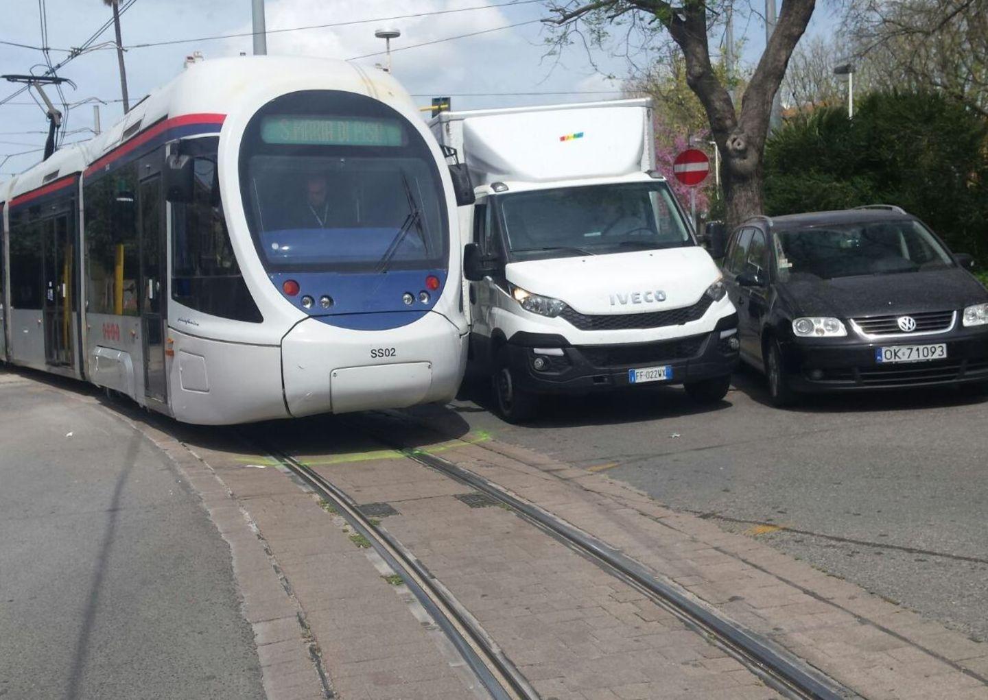 Non si ferma col rosso e si schianta contro Sirio