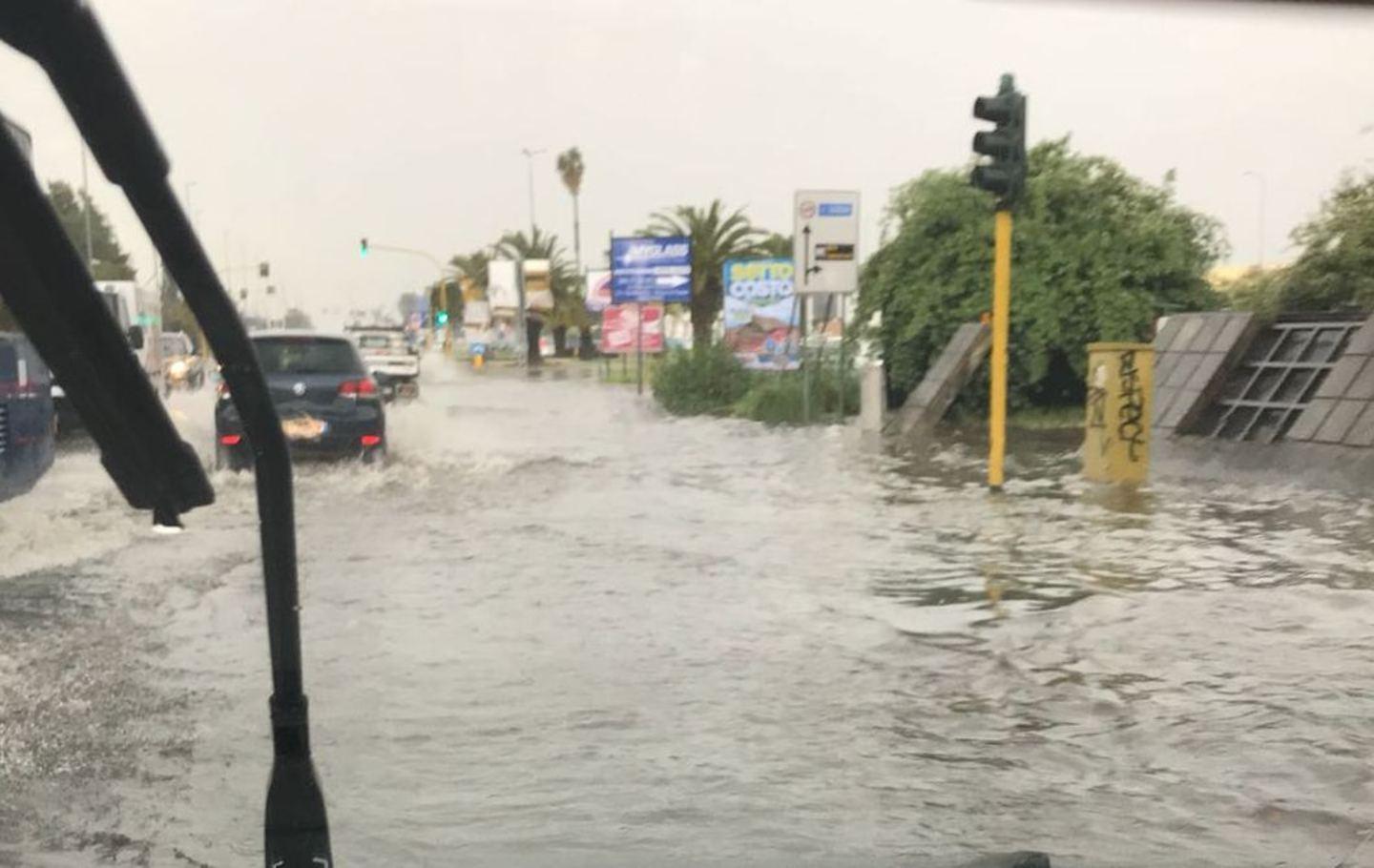Arriva l’acquazzone e la città va in tilt: allagamenti e disagi 