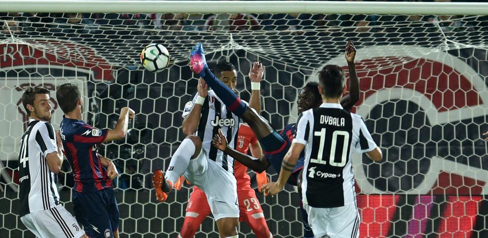 Juve inceppata a Crotone Il campionato resta aperto 