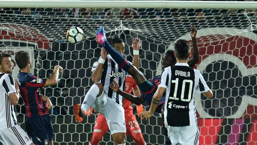 Juve inceppata a Crotone Il campionato resta aperto