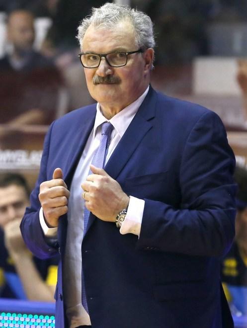 Sacchetti punta su un quintetto dinamico ma nel finale la squadra finisce le energie