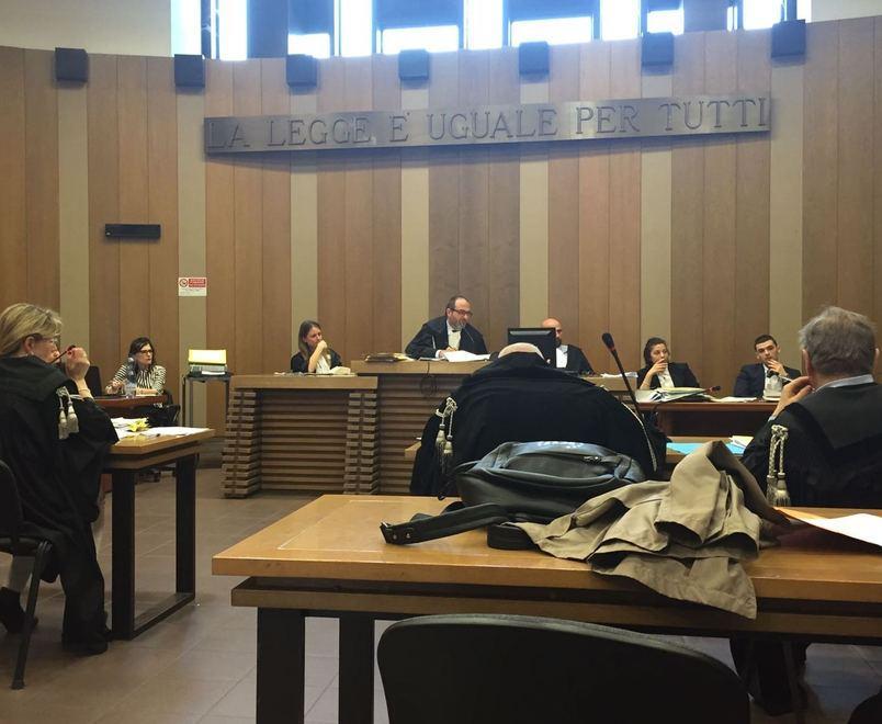 Da imputata a testimone al processo per estorsione 