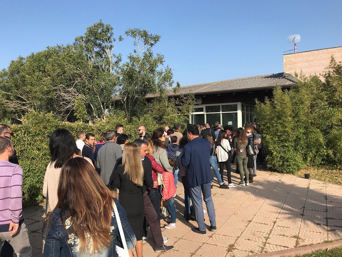 La fila davanti al Reef studios, sede del casting