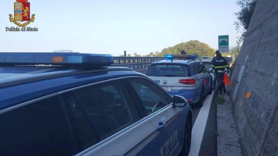 Tenta di lanciarsi dal viadotto: lo bloccano i poliziotti