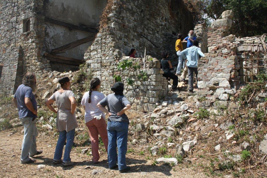 Un sopralluogo nel villaggio abbandonato
