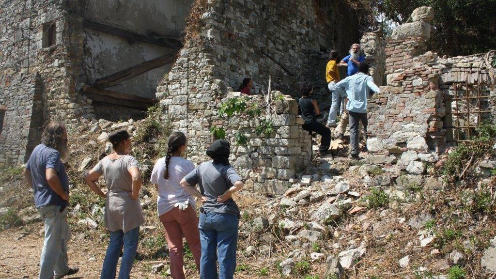 Un sopralluogo nel villaggio abbandonato