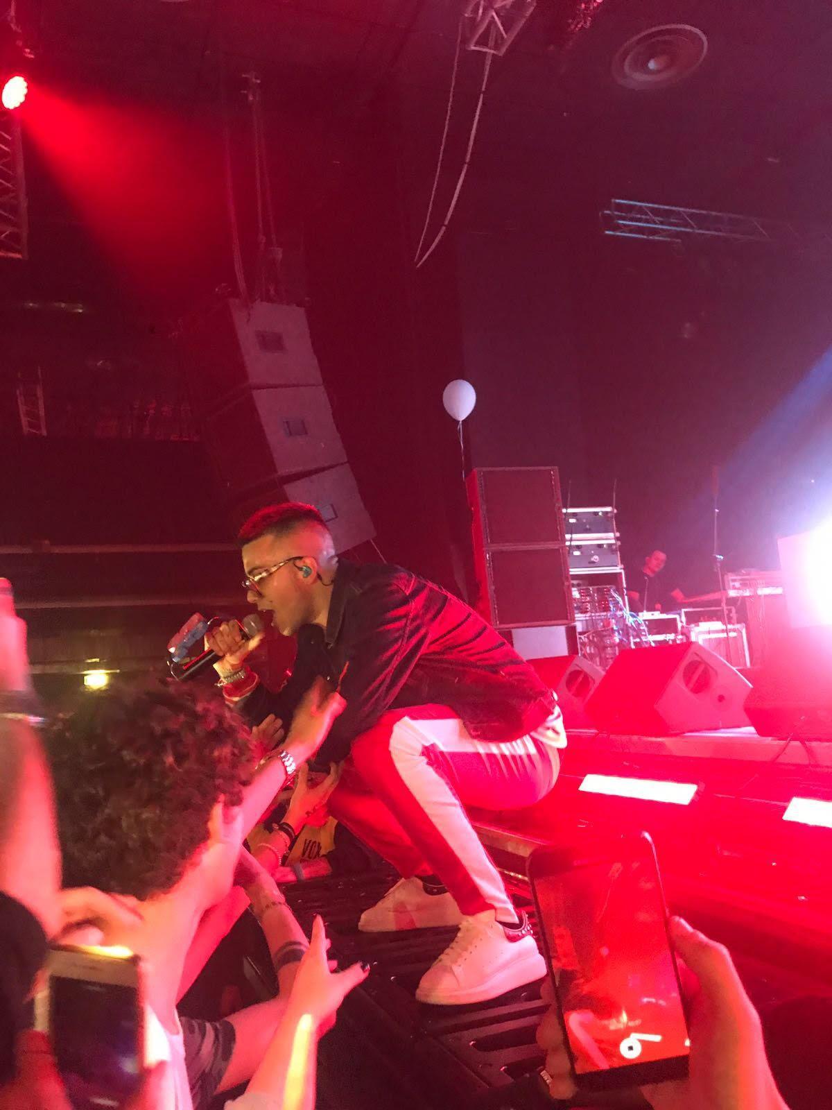 Sfera Ebbasta sul palco del Vox