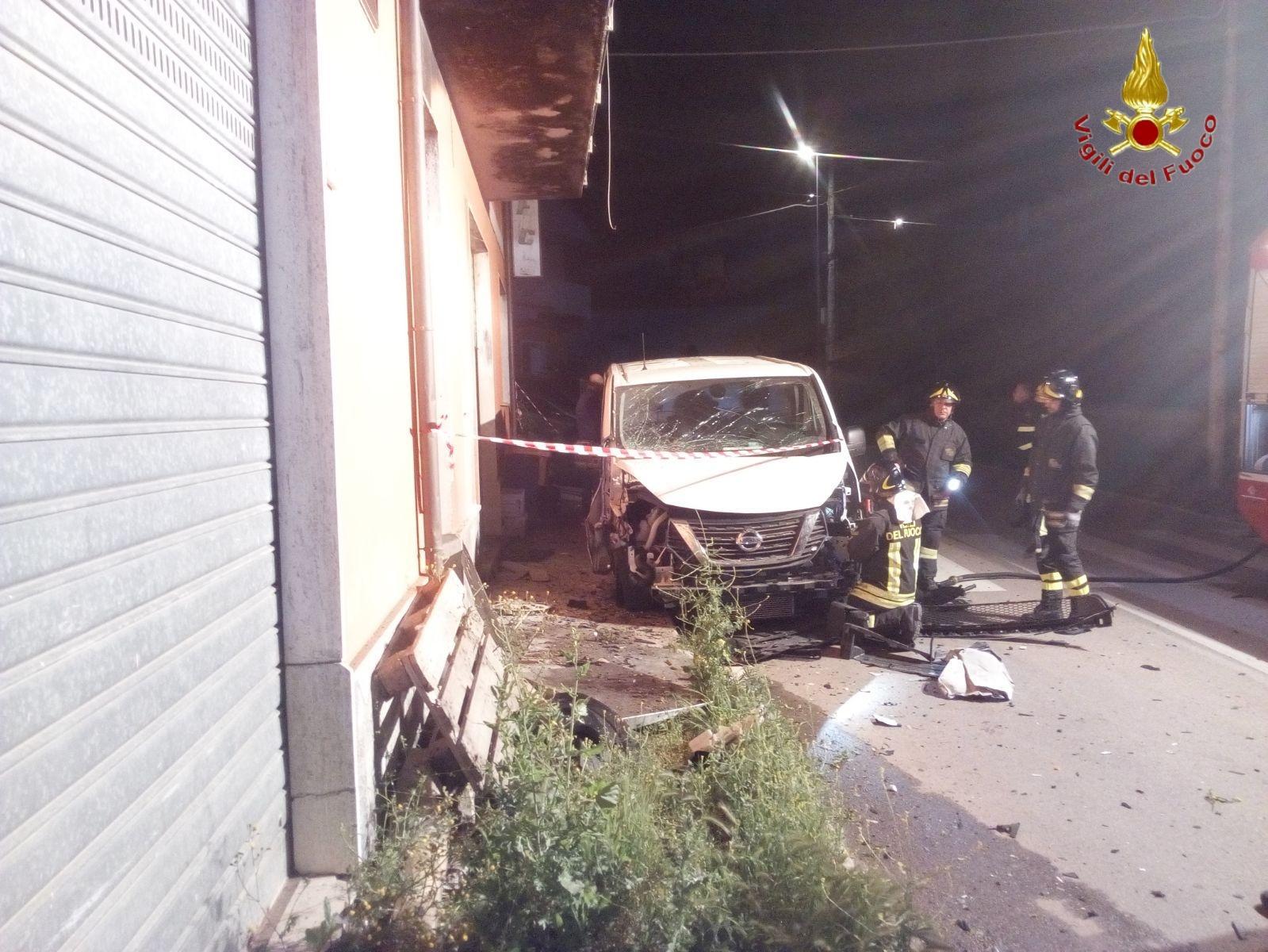 Bomba esplode davanti alla casa di un panettiere a Berchiddeddu