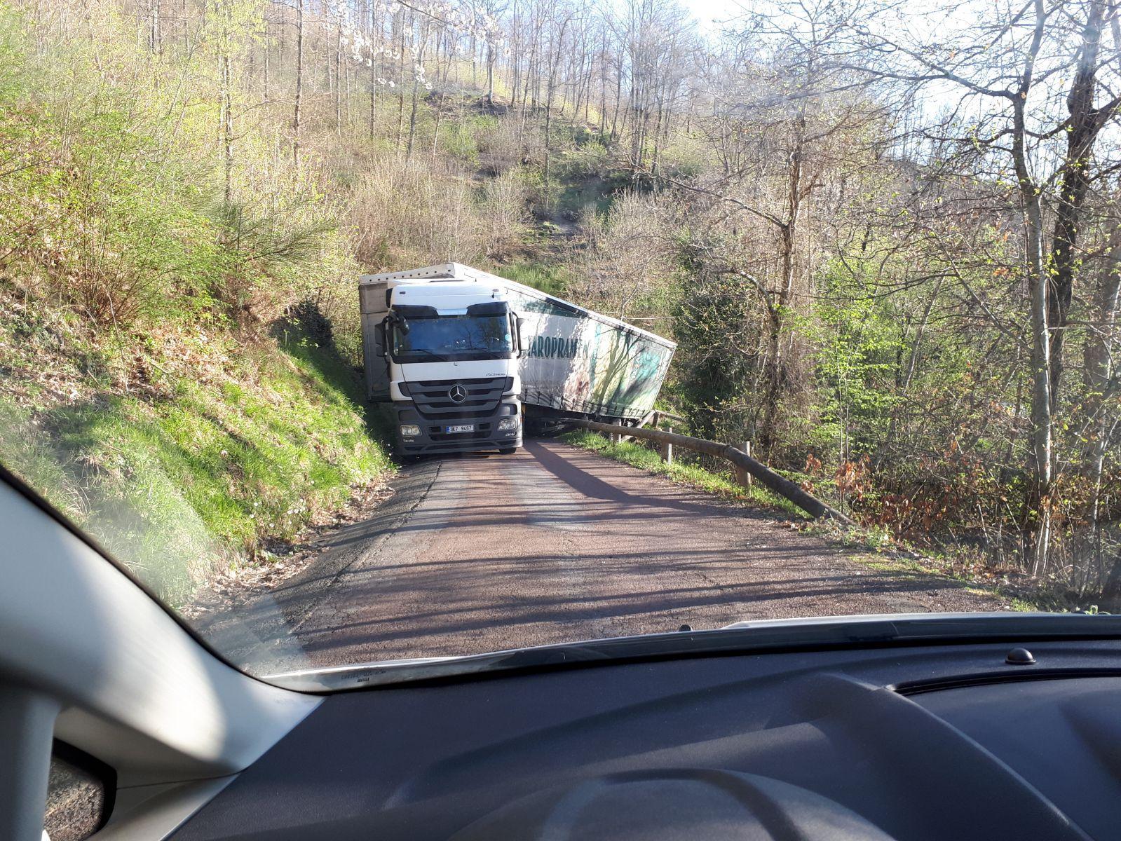 L'autotreno finito fuori strada