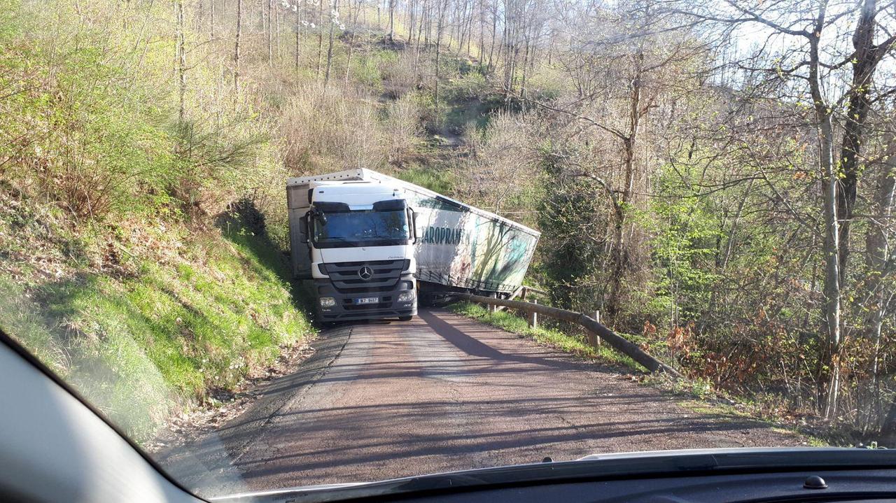 L'autotreno finito fuori strada