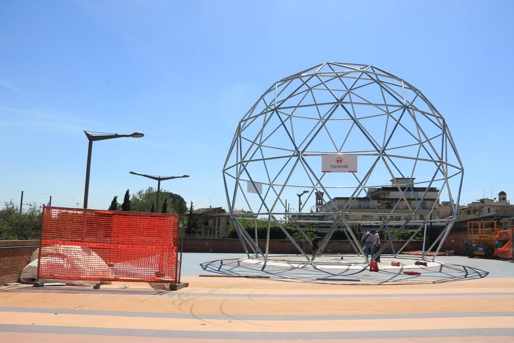 La struttura geodetica al playground del Serraglio (foto Sproviero Batavia)