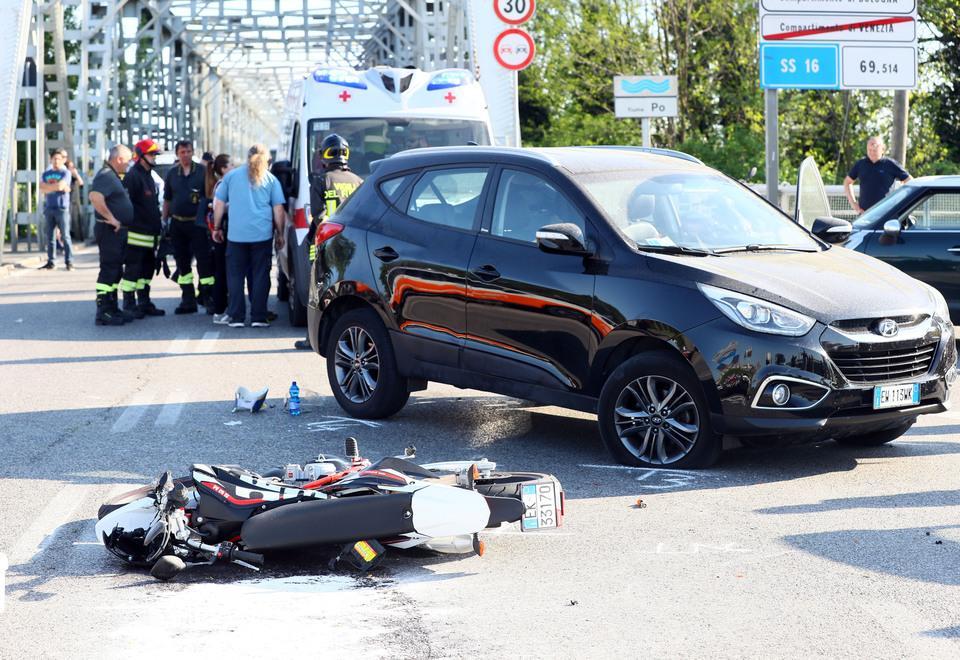 Suv contro moto: giovane in coma 