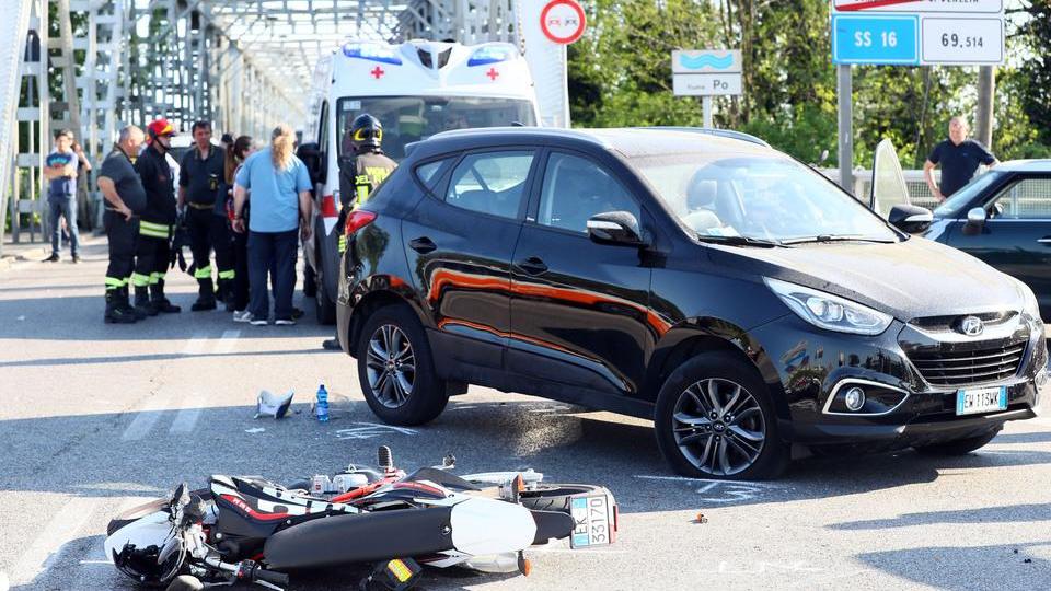 Suv contro moto: giovane in coma
