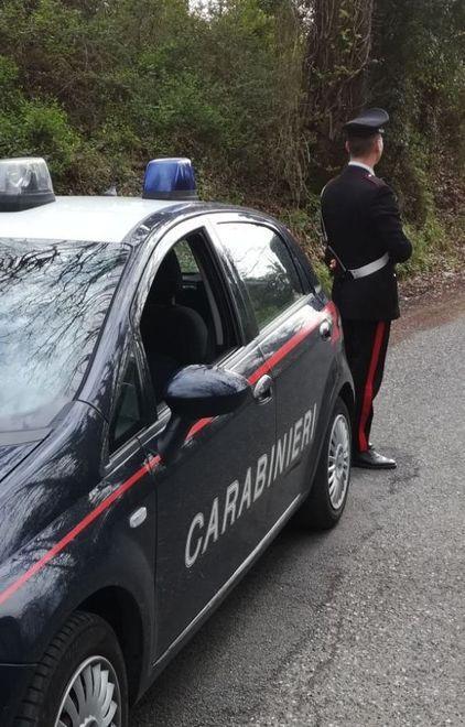 Nasconde droga nell’aiuola 
