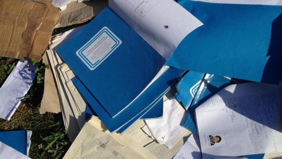 Scuola, svuotano l’archivio e lasciano registri all’aperto