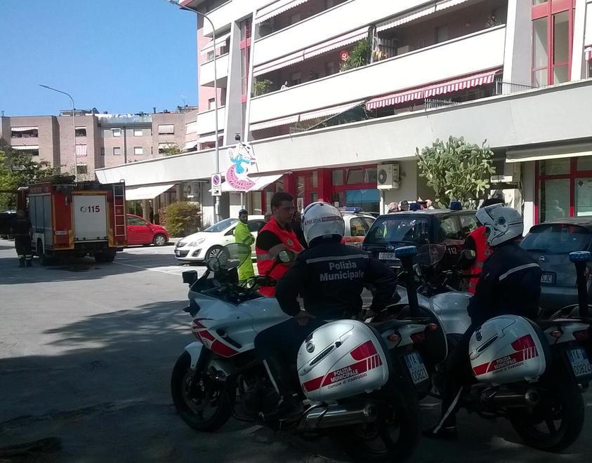 Fiamme in un appartamento: anziani salvati da due parrucchieri - Video 