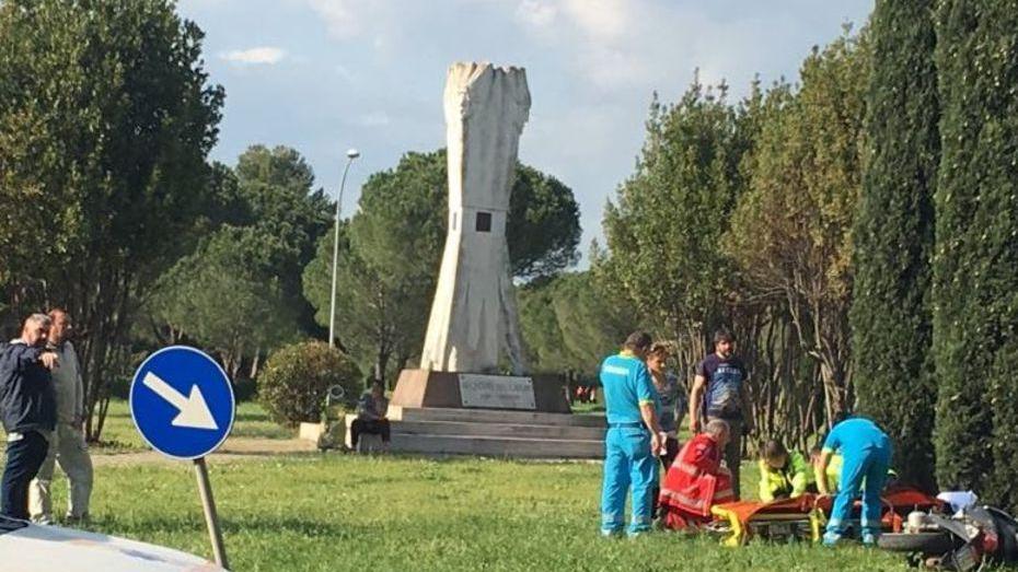 Finisce con lo scooter sulla rotatoria, grave a 18 anni
