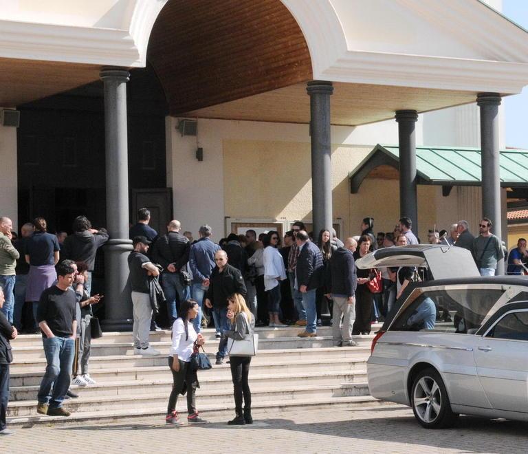 «È stato un atto di disprezzo» Folla per l’addio a Salvatore 