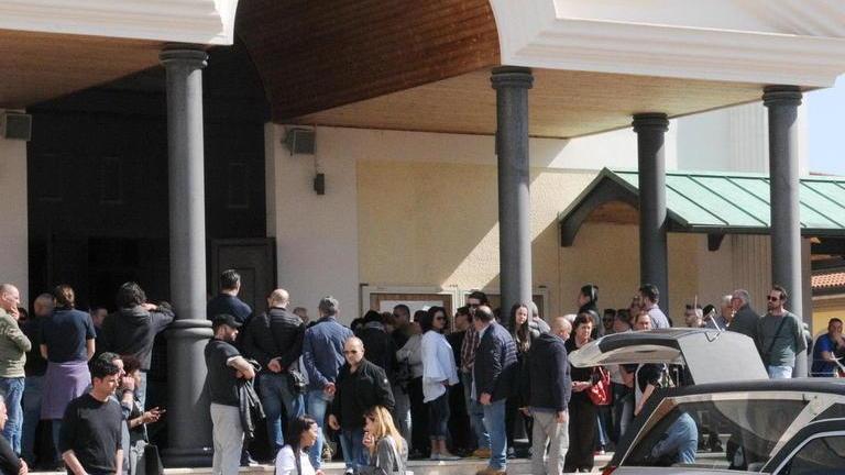 «È stato un atto di disprezzo» Folla per l’addio a Salvatore