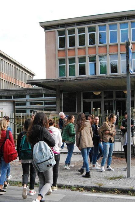L’insegnante offeso sceglie la linea del riserbo e silenzio