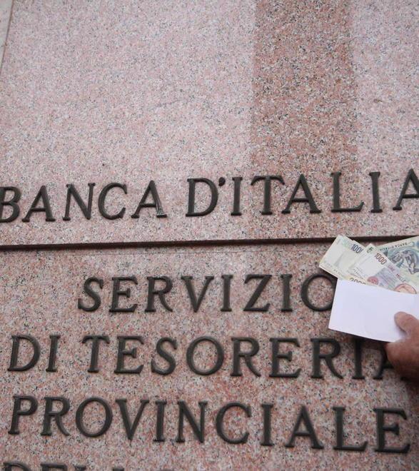 Trova 30 milioni di lire la banca non li cambia