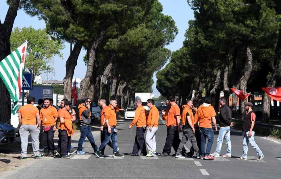 Licenziamenti, gli operai bloccano il traffico 