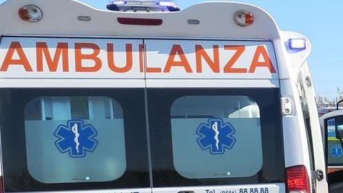Investito da una bici, grave 60enne