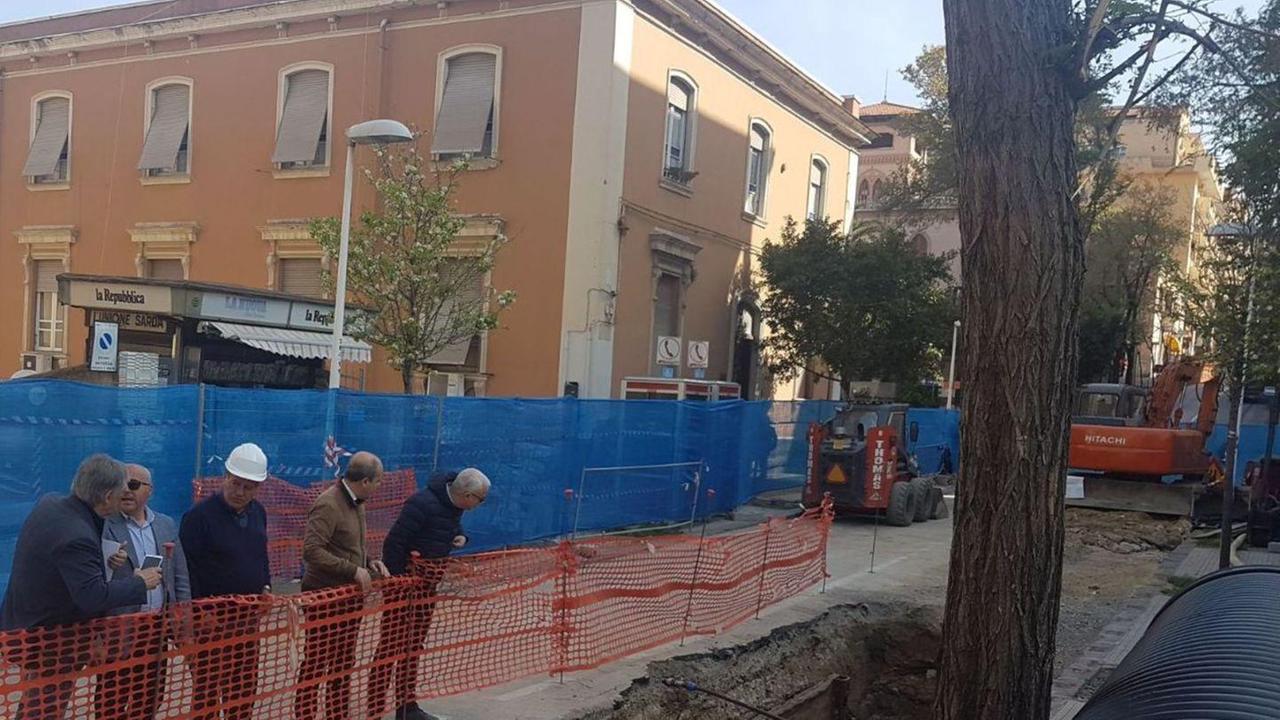 Sassari, i lavori si complicano: viale Trento chiuso per un altro mese 