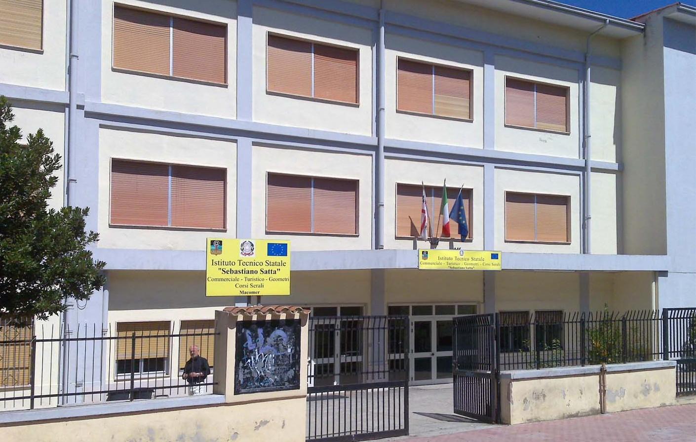 Macomer, gli allievi del Satta curano l’area verde di Birori