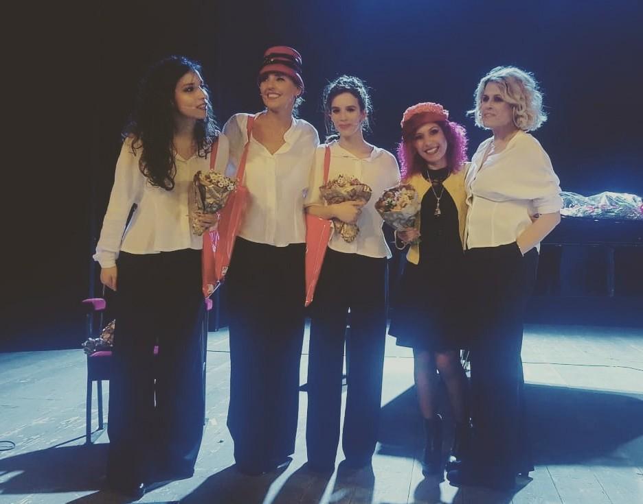 Approda a teatro la donna che legge libri agli anziani