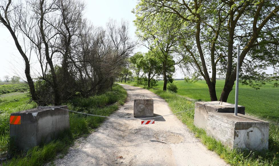 Strada chiusa con i blocchi di cemento 