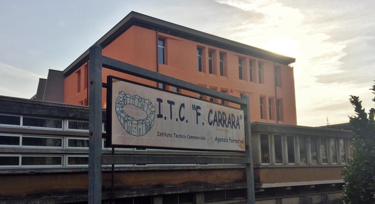 Bullismo a scuola, perquisiti i 6 indagati: sotto sequestro telefonini e vestiti - Video